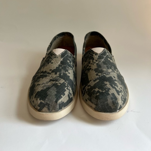 Lamo Women’s camo colored slip on canvas shoes NWOB size 7 - Picture 3 of 11